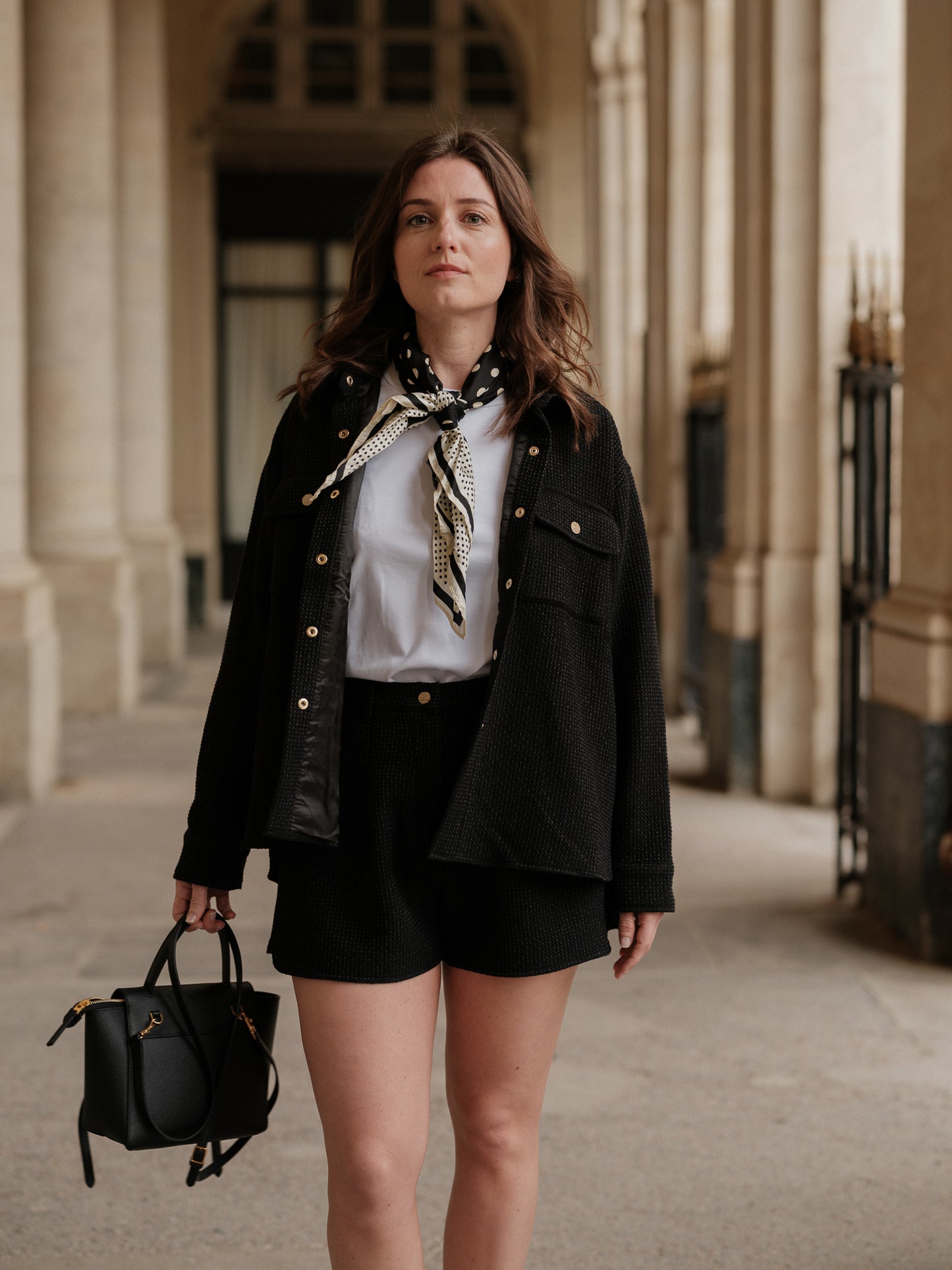 short femme décontracté chic, coupe loose, taille haute flatteuse, twist urbain, élégance automnal, short moderne, sport chic ANTIGONE, ANTIGONE Paris, marque de prêt-à-porter premium femme, tailleur femme élégant, ensemble coordonné chic, power suit féminin, ANTIGONE Paris, ANTIGONE, matching set 